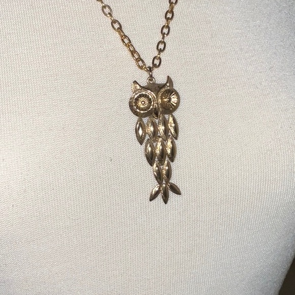 Avon 1974 Articulated Owl Pendant and Chain Gold Toned Metal Vintage - Picture 5 of 11